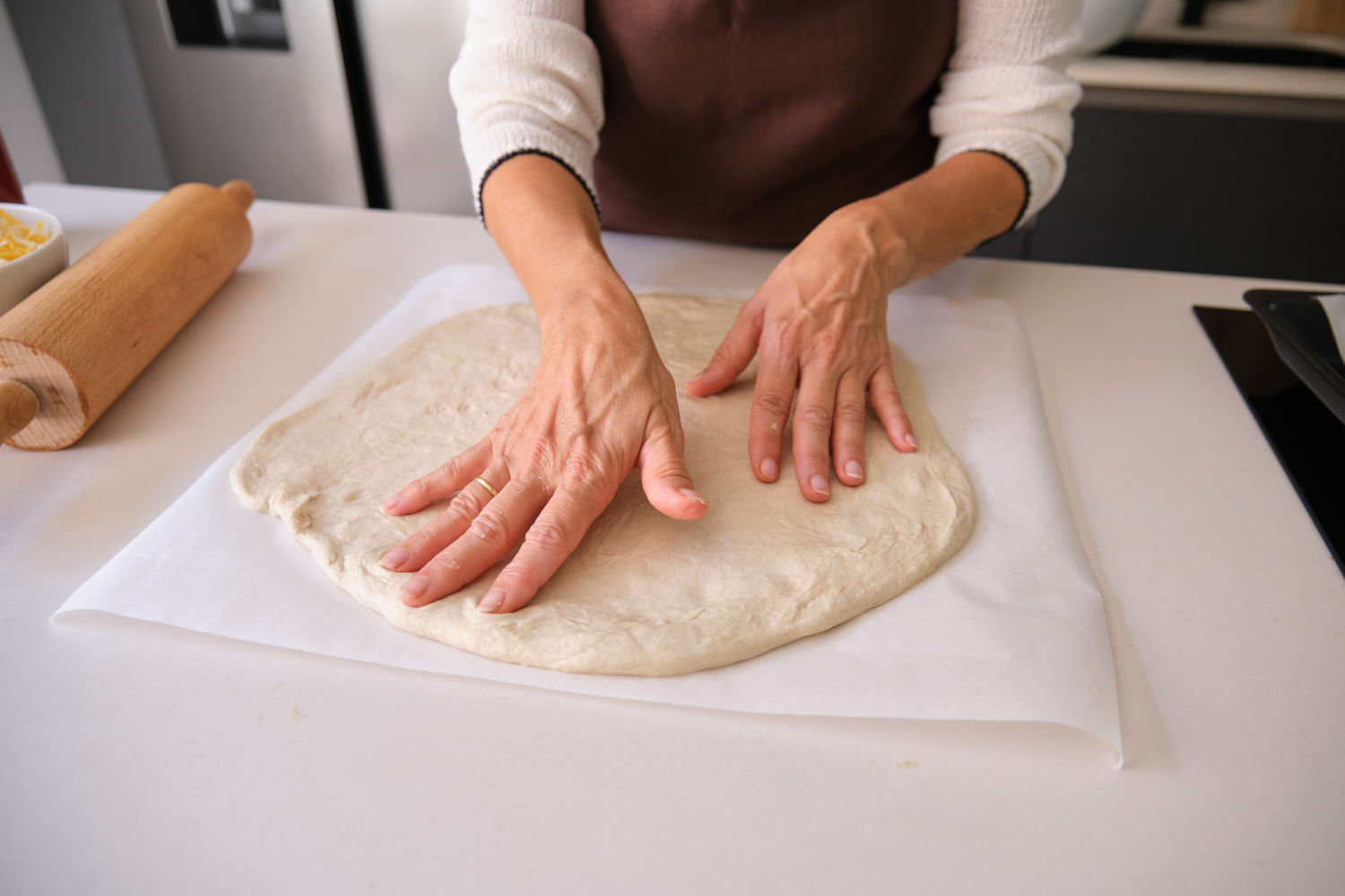 Papel pergamino para pizza: cuándo ayuda, cuándo perjudica y cómo usarlo bien